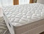 Matelas moderne avec motifs quiltés et piedestal de rangements.